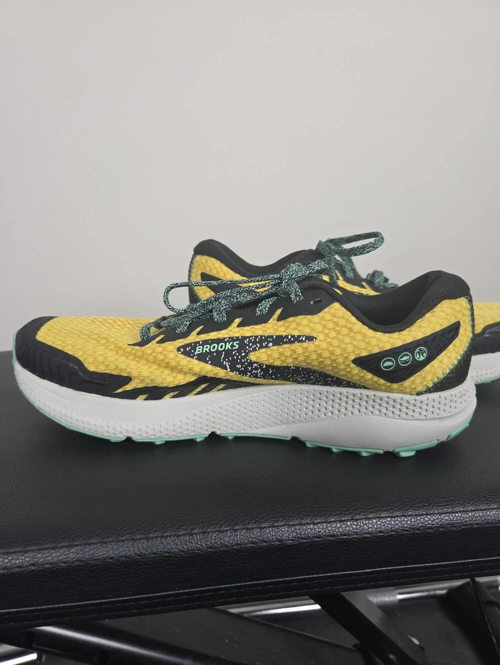 Brooks Divide 4 Trail Running Shoes Mens 7.5 Yellow Black
